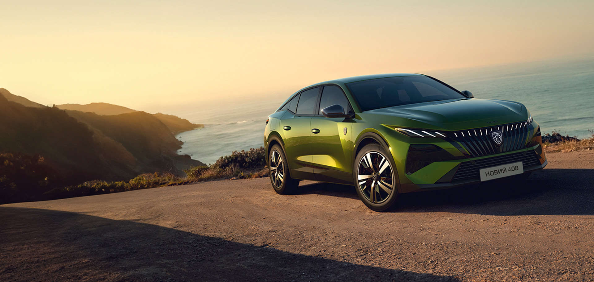 Peugeot 408 зеленого кольору на грунтовій дорозі біля моря, вигляд спереду з правого боку