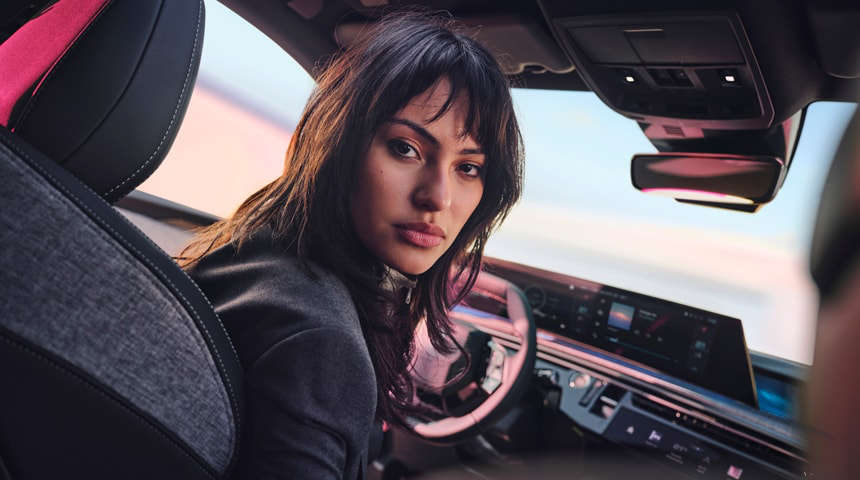 Дівчина за кермом Peugeot 3008