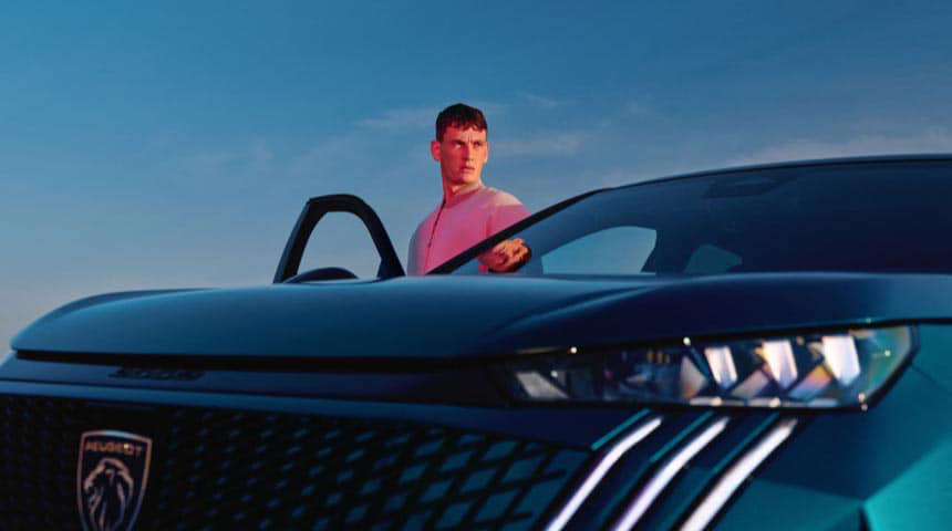 Хлопець відчиняє двері Peugeot 3008