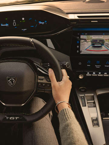 Місце водія у салоні Peugeot 408