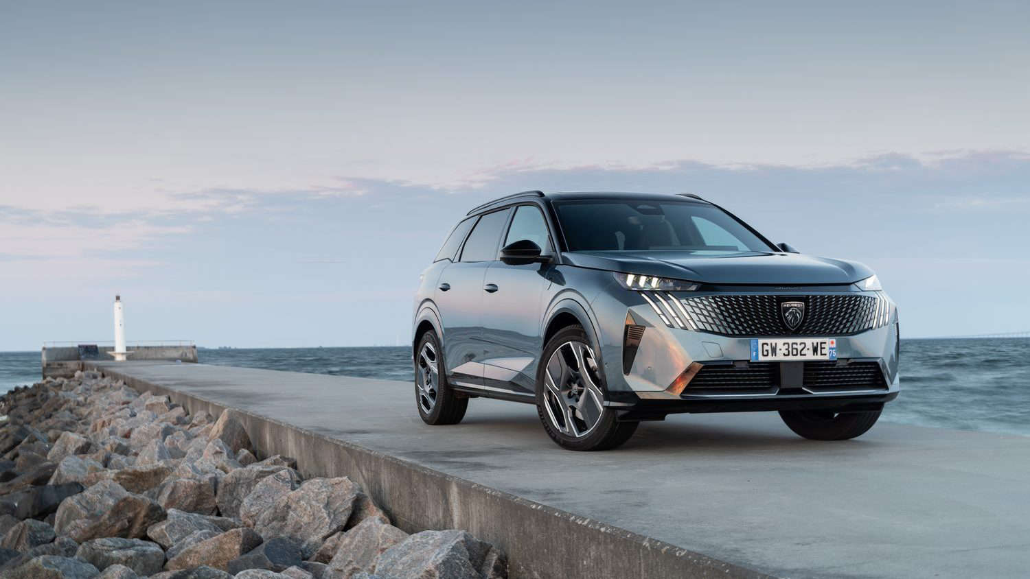 Новий PEUGEOT 5008 уже в Україні: оголошено ціни на флагманський кросовер бренду