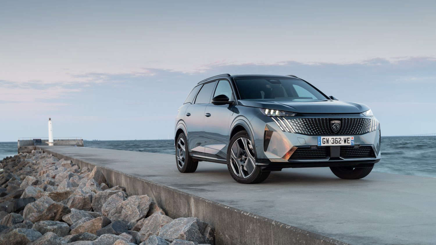 Новий PEUGEOT E-5008 здобув нагороду «Золоте кермо 2024» в категорії великих сімейних автомобілів