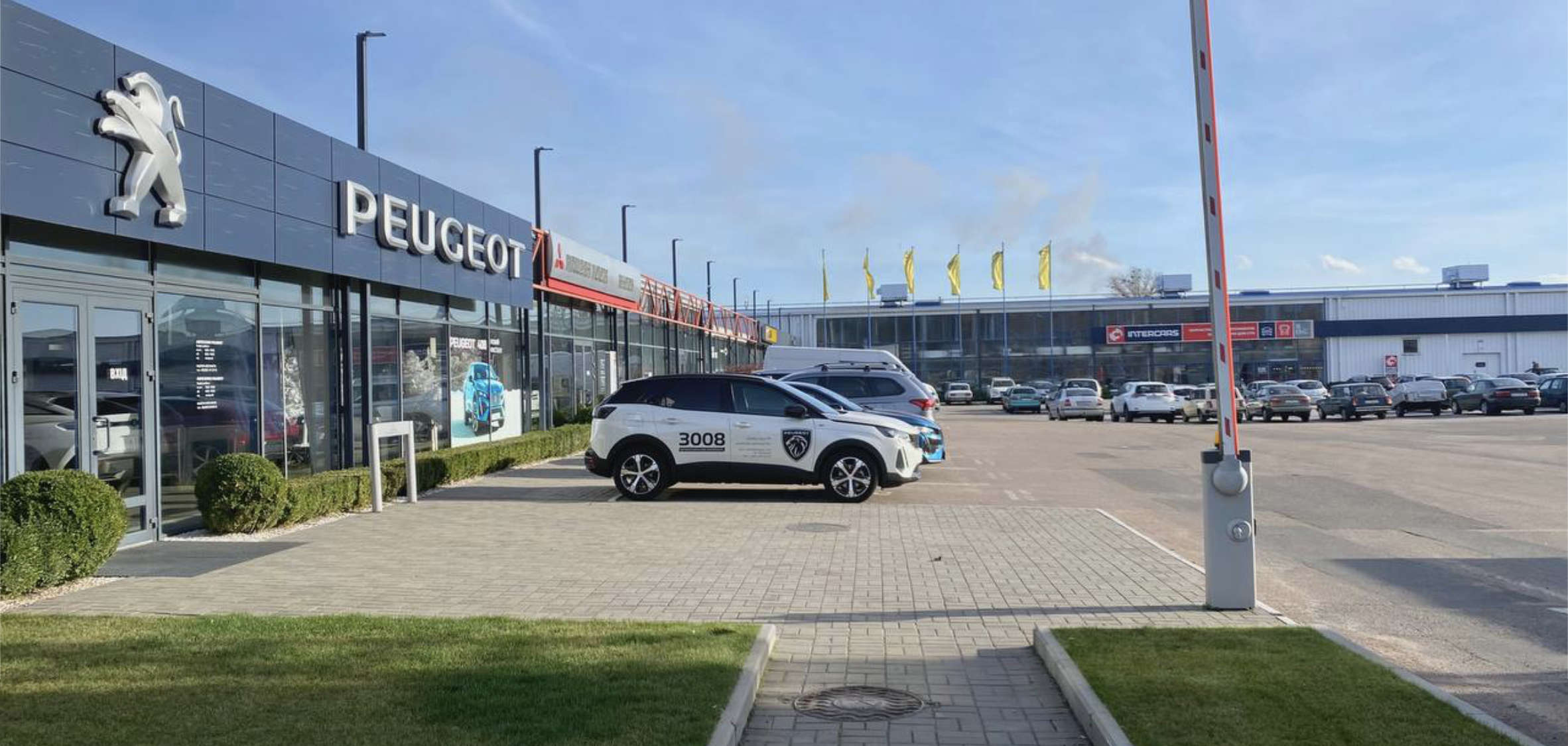 Вхід до автосалону Peugeot «Ньютон Автомісто» у Черкасах