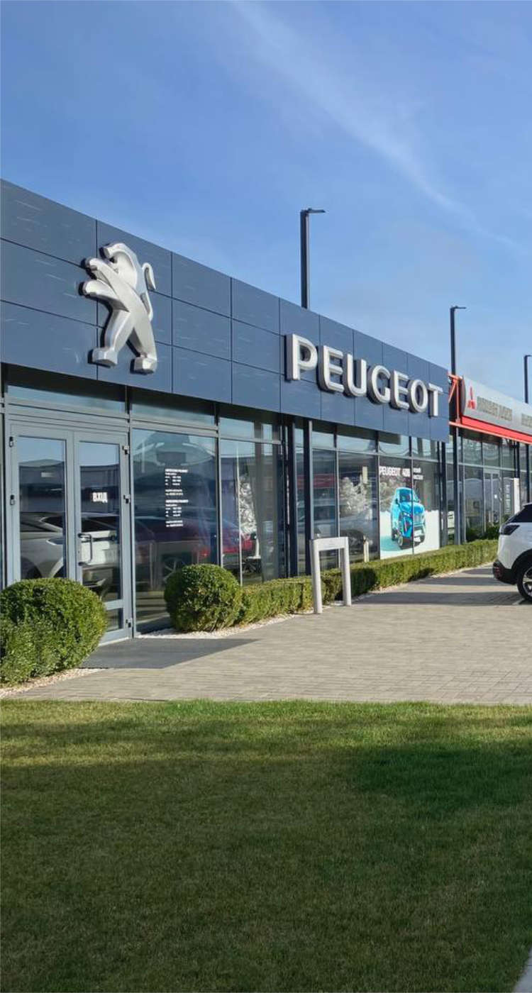 Вхід до автосалону Peugeot «Ньютон Автомісто» у Черкасах