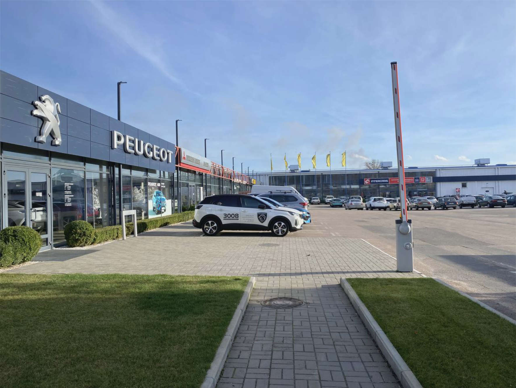 Вхід до автосалону Peugeot «Ньютон Автомісто» у Черкасах